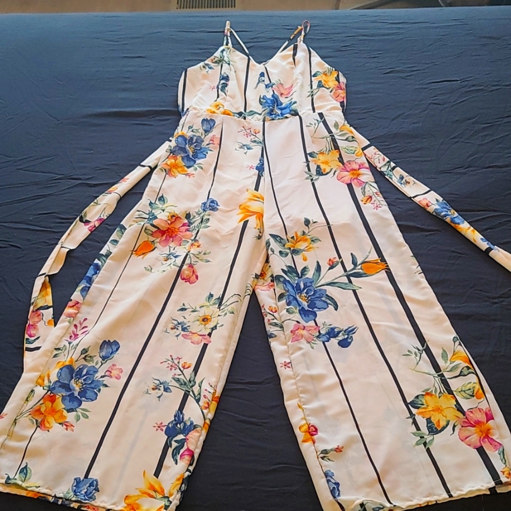 White Flower Print Cropped Pants Romper/Jumpsuit. Spaghetti Strap.